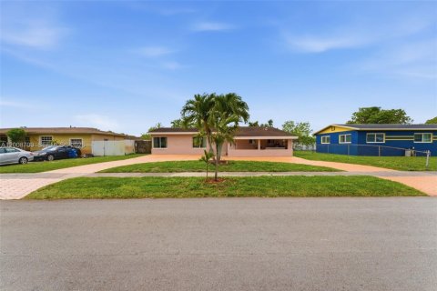 House in Miami Gardens, Florida 4 bedrooms, 147.53 sq.m. № 2074360 - photo 2