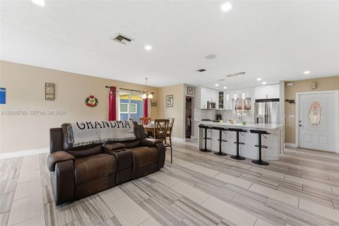 House in Miami Gardens, Florida 4 bedrooms, 147.53 sq.m. № 2074360 - photo 5