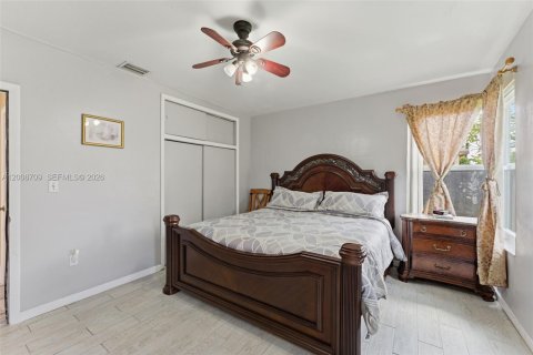 House in Miami Gardens, Florida 4 bedrooms, 147.53 sq.m. № 2074360 - photo 14