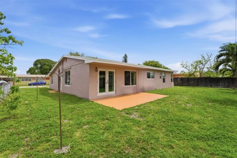 House in Miami Gardens, Florida 4 bedrooms, 147.53 sq.m. № 2074360 - photo 24