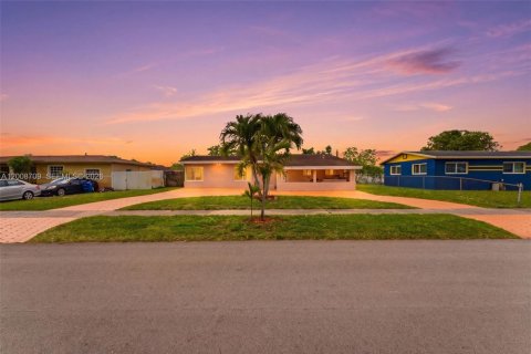 House in Miami Gardens, Florida 4 bedrooms, 147.53 sq.m. № 2074360