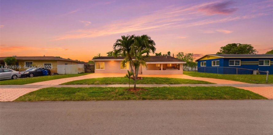 House in Miami Gardens, Florida 4 bedrooms, 147.53 sq.m. № 2074360