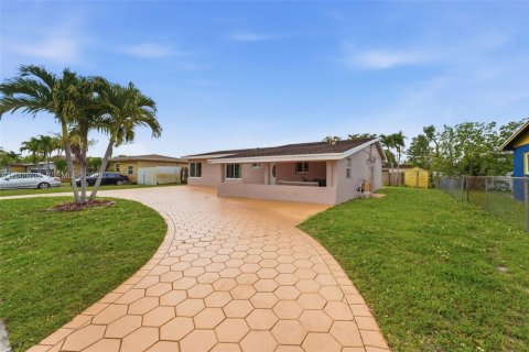House in Miami Gardens, Florida 4 bedrooms, 147.53 sq.m. № 2074360 - photo 3