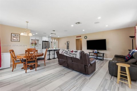 House in Miami Gardens, Florida 4 bedrooms, 147.53 sq.m. № 2074360 - photo 7