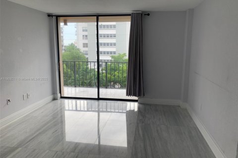 Copropriété à louer à North Miami Beach, Floride: 1 chambre, 67.08 m2 № 1965129 - photo 5