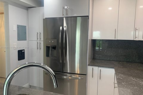 Copropriété à louer à North Miami Beach, Floride: 1 chambre, 67.08 m2 № 1965129 - photo 2