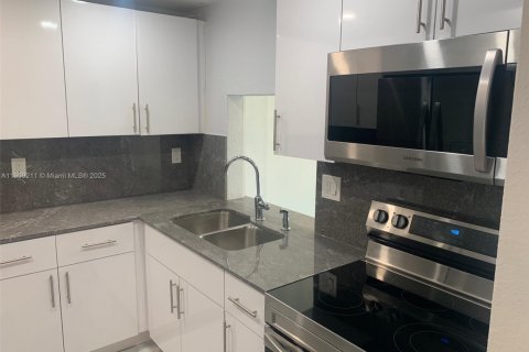 Copropriété à louer à North Miami Beach, Floride: 1 chambre, 67.08 m2 № 1965129 - photo 1