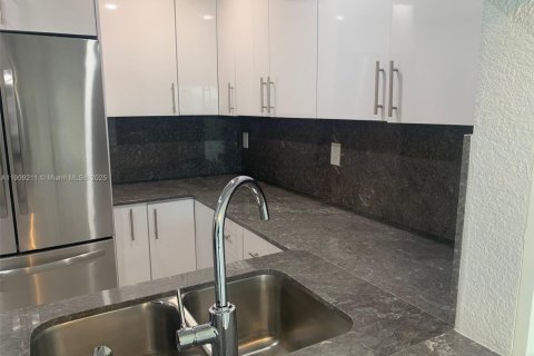 Copropriété à louer à North Miami Beach, Floride: 1 chambre, 67.08 m2 № 1965129 - photo 4