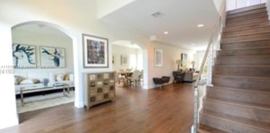 House in Coral Gables, Florida 4 bedrooms, 228.26 sq.m. № 1827617