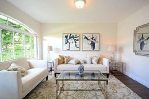 House in Coral Gables, Florida 4 bedrooms, 228.26 sq.m. № 1827617 - photo 2