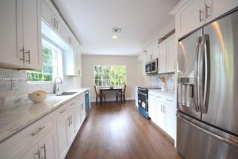 House in Coral Gables, Florida 4 bedrooms, 228.26 sq.m. № 1827617 - photo 7