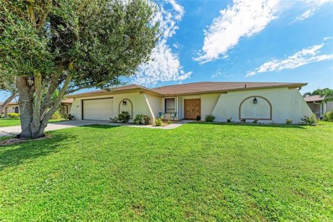 House in Punta Gorda, Florida 3 bedrooms, 188.59 sq.m. № 1902512 - photo 1