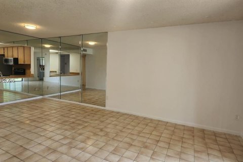 Condo in Miami, Florida, 2 bedrooms  № 2045153 - photo 2