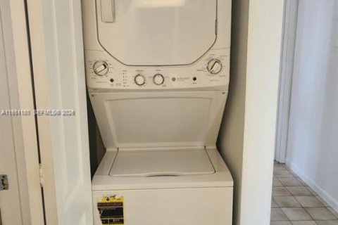 Condo in Miami, Florida, 2 bedrooms  № 2045153 - photo 10