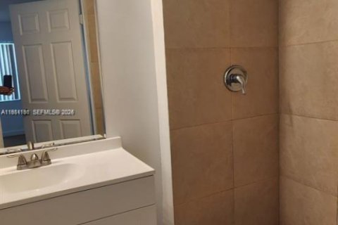 Condo in Miami, Florida, 2 bedrooms  № 2045153 - photo 12