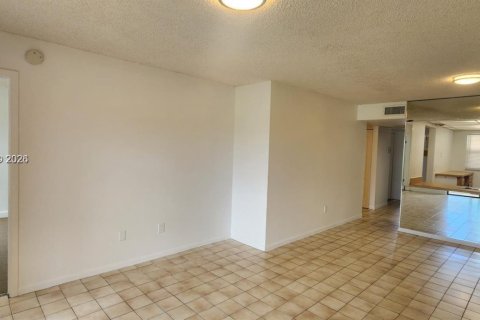 Condo in Miami, Florida, 2 bedrooms  № 2045153 - photo 3