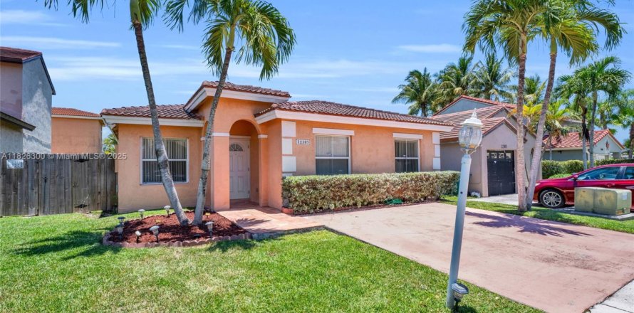 House in Homestead, Florida 3 bedrooms, 119.19 sq.m. № 1799301
