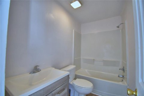 House in Auburndale, Florida 2 bedrooms, 69.49 sq.m. № 1909483 - photo 18