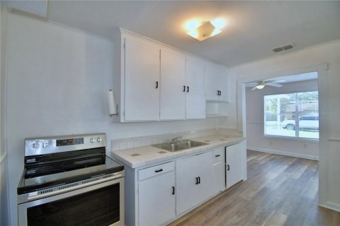House in Auburndale, Florida 2 bedrooms, 69.49 sq.m. № 1909483 - photo 11
