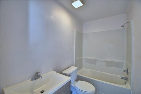 House in Auburndale, Florida 2 bedrooms, 69.49 sq.m. № 1909483 - photo 16