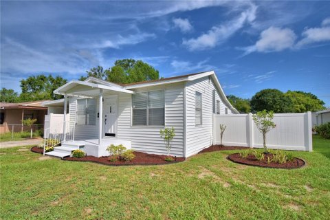 House in Auburndale, Florida 2 bedrooms, 69.49 sq.m. № 1909483 - photo 1