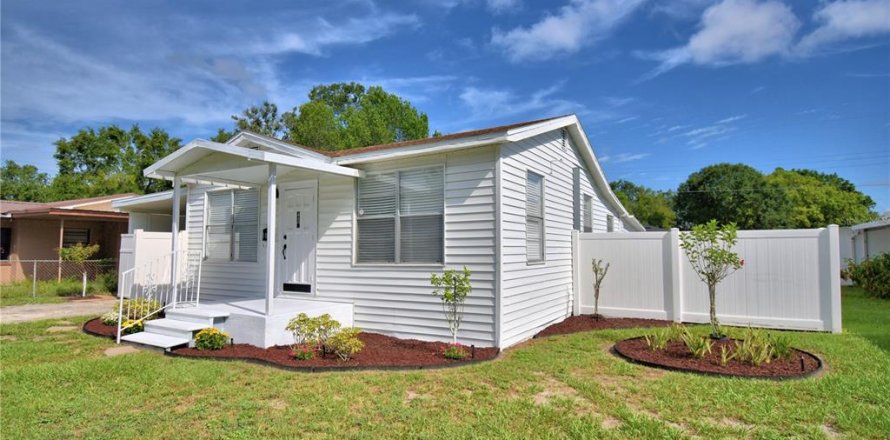 House in Auburndale, Florida 2 bedrooms, 69.49 sq.m. № 1909483