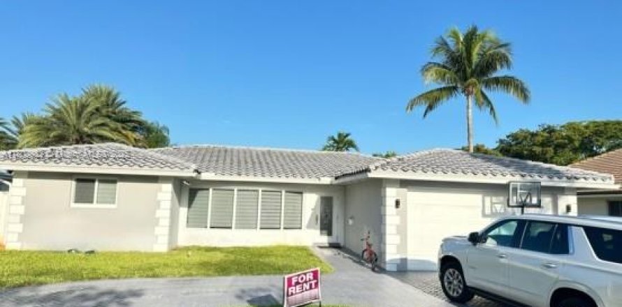 House in Hollywood, Florida 4 bedrooms, 269.42 sq.m. № 1752408