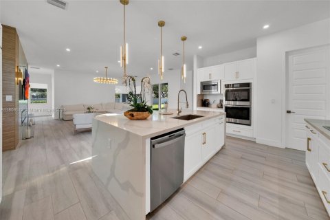 House in Davie, Florida 6 bedrooms, 449.28 sq.m. № 1865266 - photo 15