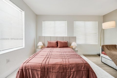 Apartamento en alquiler en Miami, Florida, 2 dormitorios № 2085981 - foto 11
