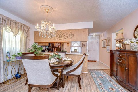 Condo in Zephyrhills, Florida, 2 bedrooms  № 2092876 - photo 12