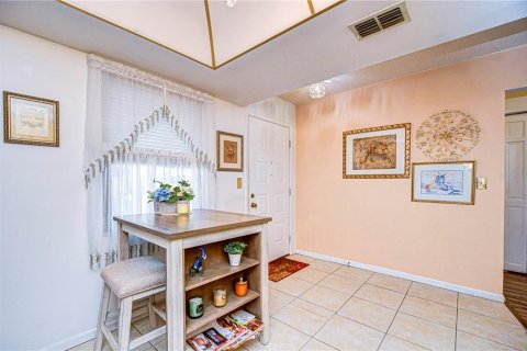 Condo in Zephyrhills, Florida, 2 bedrooms  № 2092876 - photo 9