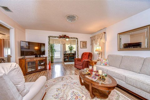 Condo in Zephyrhills, Florida, 2 bedrooms  № 2092876 - photo 14