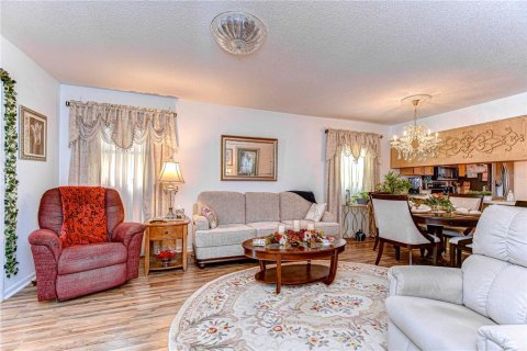 Condo in Zephyrhills, Florida, 2 bedrooms  № 2092876 - photo 16