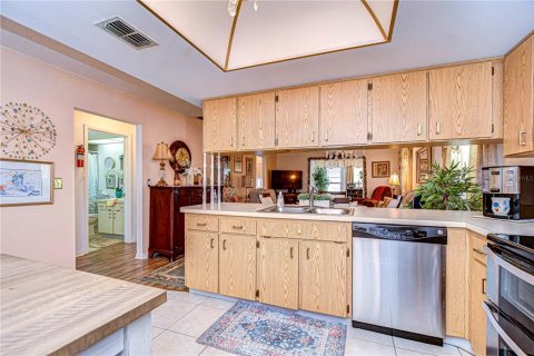 Condo in Zephyrhills, Florida, 2 bedrooms  № 2092876 - photo 8