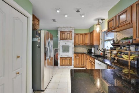 Casa en venta en Brandon, Florida, 4 dormitorios, 261.8 m2 № 2156989 - foto 5