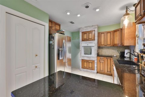 Casa en venta en Brandon, Florida, 4 dormitorios, 261.8 m2 № 2156989 - foto 6