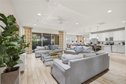 House in Davenport, Florida 9 bedrooms, 426.24 sq.m. № 2204719 - photo 7