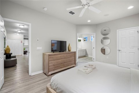 House in Davenport, Florida 9 bedrooms, 426.24 sq.m. № 2204719 - photo 24