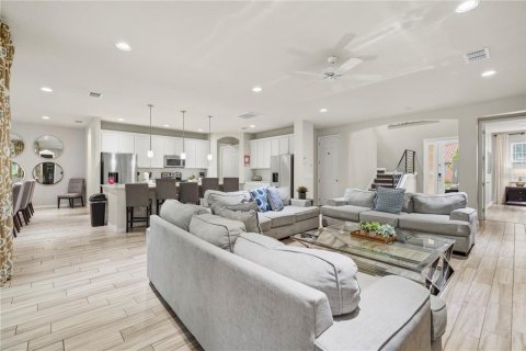 House in Davenport, Florida 9 bedrooms, 426.24 sq.m. № 2204719 - photo 6