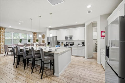 House in Davenport, Florida 9 bedrooms, 426.24 sq.m. № 2204719 - photo 9