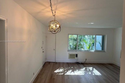 Condominio en venta en Bay Harbor Islands, Florida, 1 dormitorio, 44.59 m2 № 2035384 - foto 2