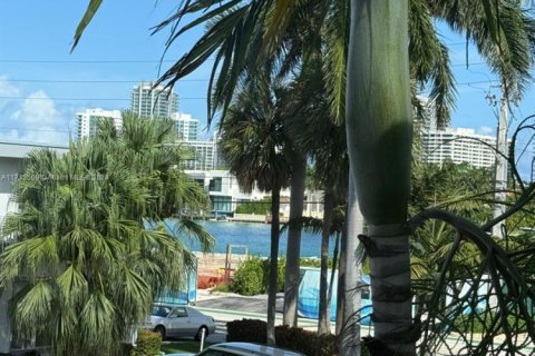 Condominio en venta en Bay Harbor Islands, Florida, 1 dormitorio, 44.59 m2 № 2035384 - foto 17