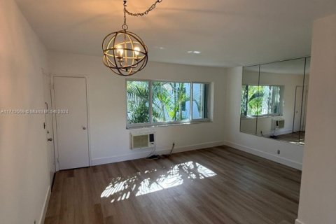 Condominio en Bay Harbor Islands, Florida, 1 dormitorio  № 2035384