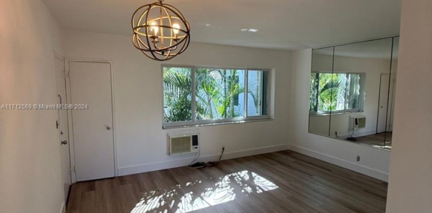 Condominio en Bay Harbor Islands, Florida, 1 dormitorio  № 2035384