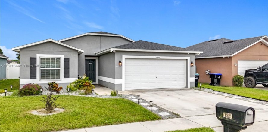 House in Orlando, Florida 4 bedrooms, 141.86 sq.m. № 1830425