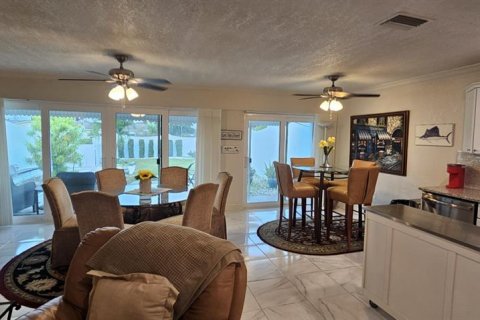 Condo in Clearwater, Florida, 2 bedrooms  № 2390997 - photo 9