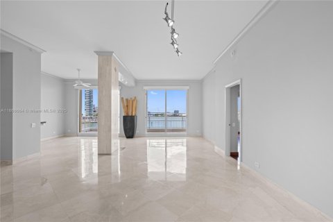 Condo in Miami, Florida, 2 bedrooms  № 1925632 - photo 5