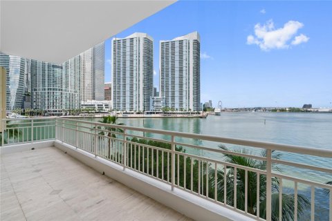 Condo in Miami, Florida, 2 bedrooms  № 1925632 - photo 1
