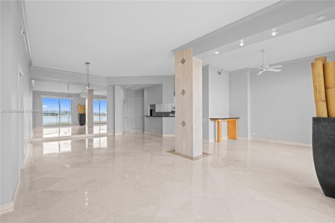 Condo in Miami, Florida, 2 bedrooms  № 1925632 - photo 14