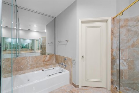 Condo in Miami, Florida, 2 bedrooms  № 1925632 - photo 30